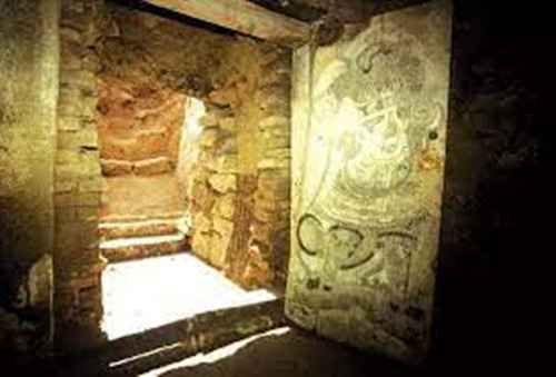 Tháng 5/2023, Công an huyện Hứa Dịch đề nghị Viện Kiểm sát huyện Hứa Dịch phê chuẩn việc bắt giữ Vương về tội trộm mộ cổ. Sau khi thẩm tra, Viện Kiểm sát huyện Hứa Dịch đã ra quyết định phê chuẩn bắt giữ Vương. Đến tháng 7 cùng năm, công an đã hoàn tất điều tra và chuyển hồ sơ cho Viện Kiểm sát.