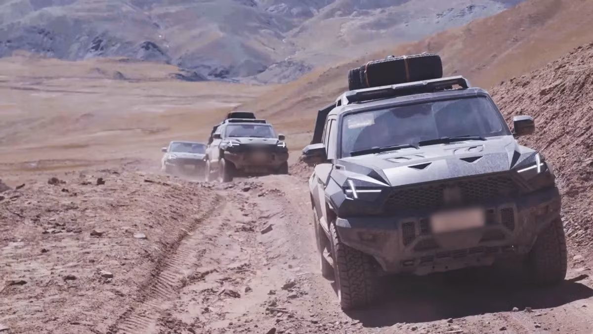 Theo sắp xếp của Dương, trong nhóm, Dương và Vương Nhị chịu trách nhiệm phân biệt các lớp đất bằng việc "cắm thép" để xác định vị trí mộ cổ, còn Nguyên, La, Thị và Dịch chịu trách nhiệm đào đất, mang đất đi. Vương "tổng tài" lái xe và hỗ trợ đưa đón các thành viên trong nhóm. Trong những ngày tiếp theo, nhóm của Vương, sau khi đã tính toán trước, lợi dụng ban đêm để đến hai ngôi mộ cổ ở Thiên Trường, tỉnh An Huy, và thị trấn Mã Bá, huyện Hu Dị, thành phố Hoài An, tỉnh Giang Tô. Họ đào hầm mộ cổ bằng cách cắm thép và khoan lỗ để đột nhập.