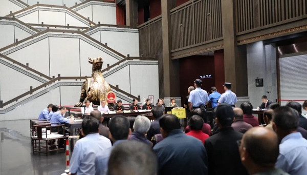 Sau quá trình xem xét, Viện Kiểm sát kết luận rằng Vương đã tham gia trộm mộ có giá trị lịch sử, nghệ thuật và khoa học, đề nghị Tòa án huyện Hứa Dịch xử phạt Vương 10 năm 3 tháng tù cùng khoản tiền phạt. Mới đây, Tòa án huyện Hứa Dịch đã tuyên án dựa trên các bằng chứng và đề nghị của cơ quan công tố.