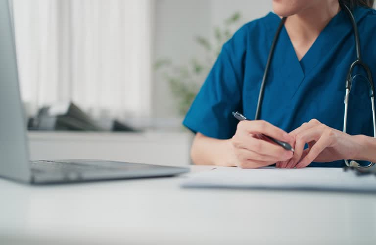 Một bình luận tiêu biểu cho rằng: "Cần phải điều tra kỹ lưỡng về vị bí thư thôn đánh người này, có lẽ ông ta là một kẻ côn đồ trong thôn, quen thói hung hăng với người dân, là một kẻ có thế lực ở địa phương, chỉ coi mình là nhất! Các cơ quan liên quan phải trả lại công bằng cho người bị hại, giám định pháp y về thương tích và truy cứu trách nhiệm hình sự của ông ta, trả lại sự trong sạch cho cộng đồng và để người dân an cư lạc nghiệp!".