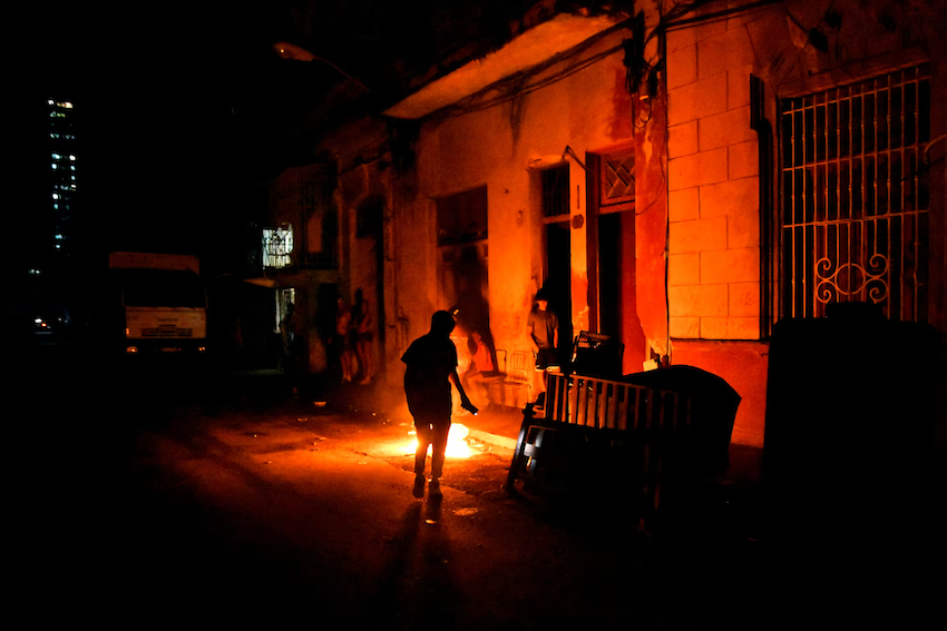 Một khung cảnh chưa từng có khi người dân Havana đổ ra đường vào ban đêm, giữa bóng tối bao trùm toàn đảo Cuba. Ảnh: Reuters.