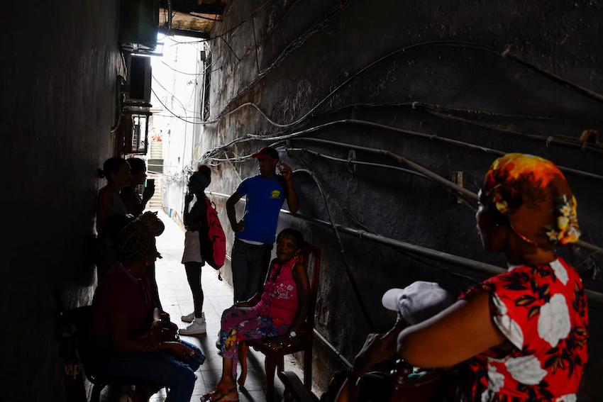 Hành lang các tòa nhà trở thành nơi tụ tập bất đắc dĩ của người dân Havana, trong những ngày Cuba mất điện trên diện rộng. Ảnh: Reuters.
