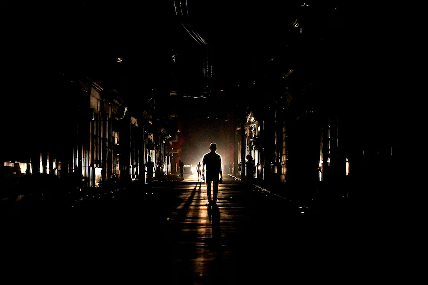 Người dân Havana đổ ra đường vào ban đêm, giữa bóng tối bao trùm toàn đảo Cuba. Ảnh: Reuters.