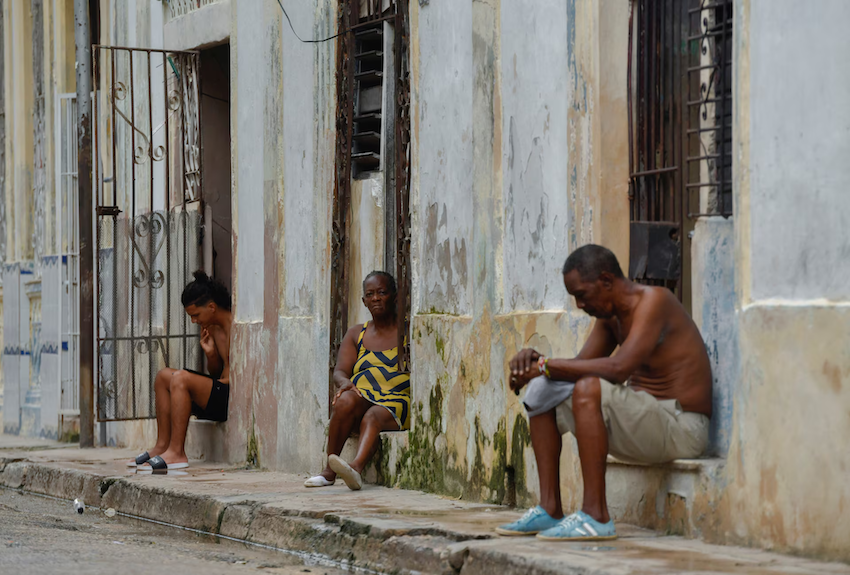 Người dân Cuba ngồi bên ngoài nhà của mình để tránh nóng sau khi được thông báo rằng lưới điện quốc gia bị sập lần thứ hai trong vòng 24 giờ. Ảnh: Reuters.