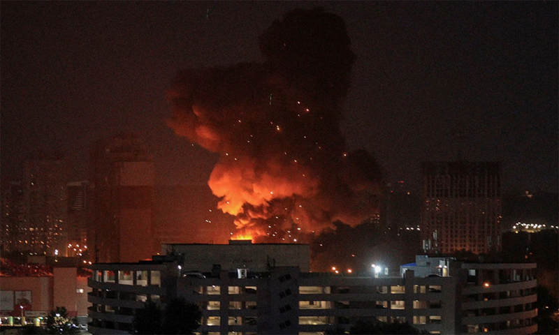 Dự kiến, Lực lượng Vũ trang Nga đang chuẩn bị tấn công vào hầm chỉ huy chính của Quân đội Ukraine ở Kiev, vì khu vực này không có dân cư. Tuy nhiên, một số quan chức cấp cao thân cận với chính quyền Nga đề xuất thực hiện một cuộc tấn công mang tính chất biểu tượng vào các khu vực trung tâm của Kiev để thể hiện sự quyết tâm và làm suy yếu vị thế của chính quyền Ukraine. Ảnh minh họa: Reuters.