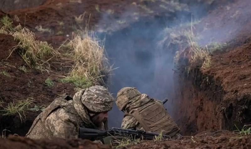 Giới quan sát lo ngại rằng, trận chiến tại Pokrovsk có thể tái hiện lại khung cảnh thảm khốc của trận chiến Bakhmut, trở thành một “cối xay thịt” khác, nơi tổn thất nhân lực và vật chất vô cùng lớn. Kết quả của trận chiến này có thể trực tiếp quyết định cục diện cuối cùng của cuộc chiến giữa Nga và Ukraine. Ảnh: Bộ Quốc phòng Ukraine.