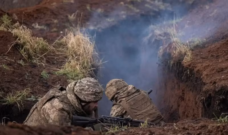 Giới quan sát lo ngại rằng, trận chiến tại Pokrovsk có thể tái hiện lại khung cảnh thảm khốc của trận chiến Bakhmut, trở thành một “cối xay thịt” khác, nơi tổn thất nhân lực và vật chất vô cùng lớn. Kết quả của trận chiến này có thể trực tiếp quyết định cục diện cuối cùng của cuộc chiến giữa Nga và Ukraine. Ảnh: Bộ Quốc phòng Ukraine.