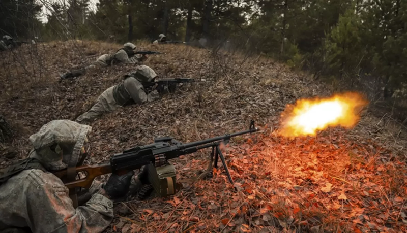 Ukraine hiện đang đối mặt với tình thế khó khăn khi phải chiến đấu trên hai mặt trận, đặc biệt là tình hình ở mặt trận Kursk ngày càng nguy cấp, khiến lực lượng tại mặt trận Donbas trở nên thiếu hụt nghiêm trọng. Ảnh: Vk.com.