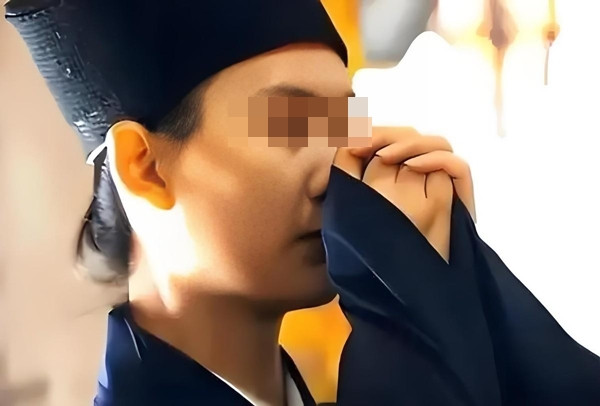 Một số người cho rằng, nơi này là nơi Hồ Thiên Tuệ thực hiện các pháp thuật và giúp đỡ những người có câu hỏi lớn về cuộc sống. Tuy nhiên, cách cô thực hiện pháp thuật thần bí đó vẫn là một điều bí ẩn mà không ai có thể giải đáp. Những người muốn gặp nữ đạo sĩ sẵn sàng quyên góp một khoản tiền lớn cho ngôi đền, mong rằng có thể được gặp Hồ Thiên Tuệ. Một số người viếng đền nhiều lần với hy vọng sẽ được cô chỉ dẫn.