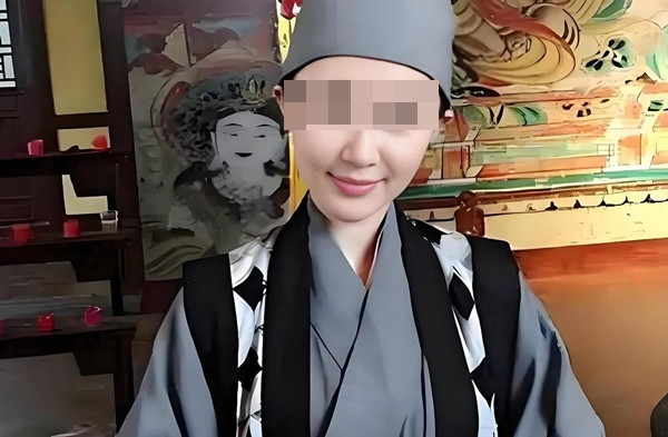 Điều kỳ lạ là mặc dù danh tiếng của Hồ Thiên Tuệ ngày càng vang xa, thậm chí nữ đạo sĩ còn được gọi là "tiên cô" nhưng số lượng tín đồ đến gặp cô lại ngày càng giảm. Nữ đạo sĩ hiếm khi xuất hiện trước công chúng và khi có người đến viếng, thường bị từ chối qua lời nhắn của 9 đồ đệ của cô: "Mọi người hãy về đi, sư phụ chúng tôi chỉ gặp những người có duyên, có sự kết nối tâm linh định mệnh".