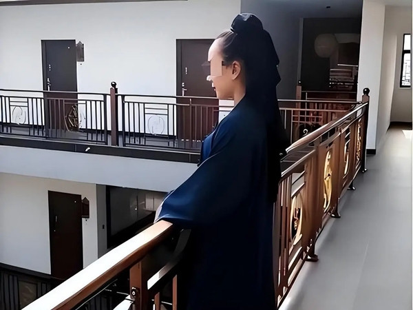 Sau khi điều tra và thống kê chi tiết, cảnh sát cho biết băng đảng của nữ đạo sĩ Hồ Thiên Tuệ đã lừa đảo tổng số tiền khổng lồ lên tới hơn 5 triệu nhân dân tệ (khoảng 17,7 tỷ đồng). Đối mặt với sự thẩm vấn nghiêm khắc của cảnh sát, để giảm nhẹ tội danh, 9 nam đệ tử của Hồ Thiên Tuệ đã thú nhận tất cả những hành vi và tội lỗi của họ, đồng thời chỉ rõ Hồ Thiên Tuệ chính là chủ mưu trong nhiều năm qua, từ những vụ lừa đảo phức tạp đến những vụ cướp trắng trợn.