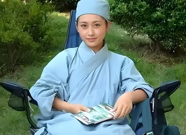 Trên đỉnh một ngọn núi cao ở tỉnh An Huy, Trung Quốc, có một ngôi đền tên là "Đạo quán Hồ Tiên". Nơi này phá vỡ quan niệm truyền thống về các đạo sĩ "tiên phong đạo cốt" (phong cách thần tiên thoát tục). Đạo trưởng ở đây không phải là một người già tóc bạc mà là một nữ đạo sĩ nổi tiếng với nhan sắc xinh đẹp có tên Hồ Thiên Tuệ. Cô không giới hạn bản thân trong các bùa chú cổ truyền mà sáng tạo ra một pháp thuật đặc biệt gọi là "Hồ Mị Thuật", có khả năng xua đuổi năng lượng xấu cho những khách đến viếng thăm.