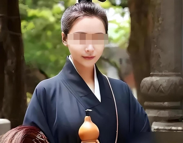 Nhưng "người có duyên" là ai? Đối với Hồ Thiên Tuệ, đó thường là những người đàn ông xuất thân danh gia vọng tộc và ăn mặc sang trọng. Trong kế hoạch tinh vi của mình, nữ đạo sĩ xây dựng một căn phòng nhỏ biệt lập bên cạnh điện thờ chính. Mỗi khi những "người có duyên" này đến, các đồ đệ của cô sẽ dẫn họ vào căn phòng bí mật đó.