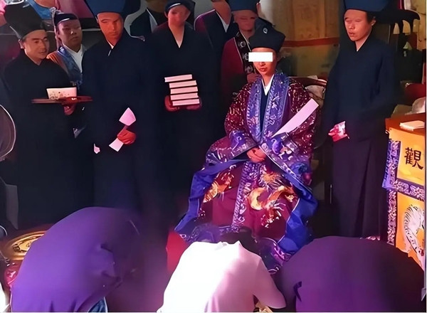 Hồ Thiên Tuệ giải thích rằng "Hồ Mị Thuật" của cô có thể giúp xua đuổi vận xấu, nhưng nó rất hao tổn năng lượng của cô, ông Lý cần đóng thêm tiền để cô có thể nhanh chóng hồi phục. Ông Lý không nghĩ ngợi nhiều, chuyển thêm một khoản tiền lớn. Sau khi nghi lễ kết thúc, ông rời đi với kỳ vọng rằng vận may sẽ đến với mình.