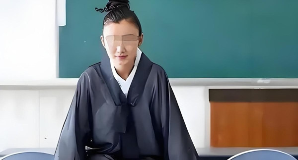 Tuy nhiên, những thủ đoạn có vẻ "thần thông" của Hồ Thiên Tuệ không thể che đậy được sự thật. Khi danh tiếng của nữ đạo sĩ lan rộng, một người tên Lý, do đang gặp khó khăn trong kinh doanh lại nghe bạn bè nói về những phép màu của Hồ Thiên Tuệ nên sau một thời gian đắn đo, ông Lý quyết định đến đền để cầu may.