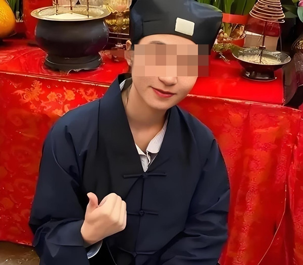 Sau khi quyên góp nhiều lần, cuối cùng ông Lý cũng được gặp nữ đạo sĩ Hồ Thiên Tuệ. Được dẫn vào căn phòng bí mật, ông Lý nhận thấy căn phòng được bài trí đơn giản nhưng thanh lịch, có mùi hương trầm dịu nhẹ thoảng qua. Tuy nhiên, sự chú ý của ông không nằm ở không gian mà là ở Hồ Thiên Tuệ. Cô tuy mặc đạo bào và tóc búi cao nhưng gương mặt xinh đẹp bên dưới chiếc đạo quán lại khiến ông ngỡ ngàng.