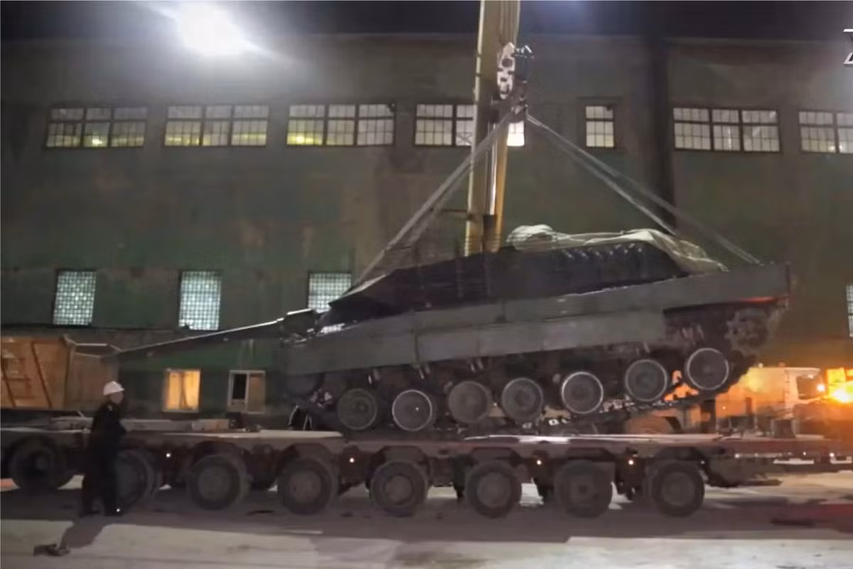 Vài tuần trước, một xe tăng Leopard 2A6 do Đức sản xuất bị Quân đội Nga bắt giữ tại Ukraine đã được đưa đến nhà máy Uralvagonzavod ở Nizhny Tagil của Nga. Các kỹ sư tại nhà máy có kế hoạch nghiên cứu kỹ lưỡng chiếc xe bị bắt giữ này.
