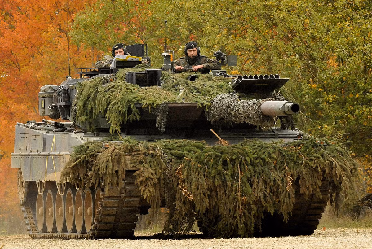 Một số điểm yếu cụ thể của Leopard 2A6 là không có lồng chống máy bay không người lái, một biện pháp cần thiết mà những xe tăng hiện đại hiện đang áp dụng để đối phó với các mối đe dọa trên không. Nếu không có những chiếc lồng này, Leopard 2A6 sẽ dễ bị máy bay không người lái phá hủy. Ảnh: Wikipedia.