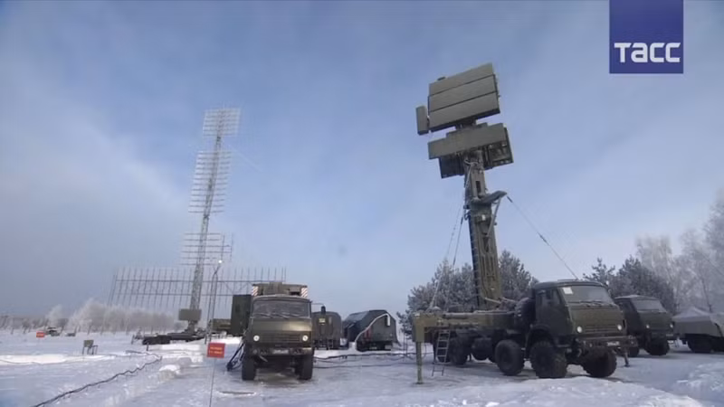 Vì thiết bị không bị phá hủy hoàn toàn hoặc chôn vùi hoàn toàn, nên dẫn đến việc trang bị quân sự cao cấp này rơi vào tay đối phương. Tình huống này đã phơi bày rõ ràng sự thiếu sót trong chỉ huy và phối hợp của quân đội Chính phủ Syria khi đối mặt với các cuộc tấn công bất ngờ. Ảnh: TASS.