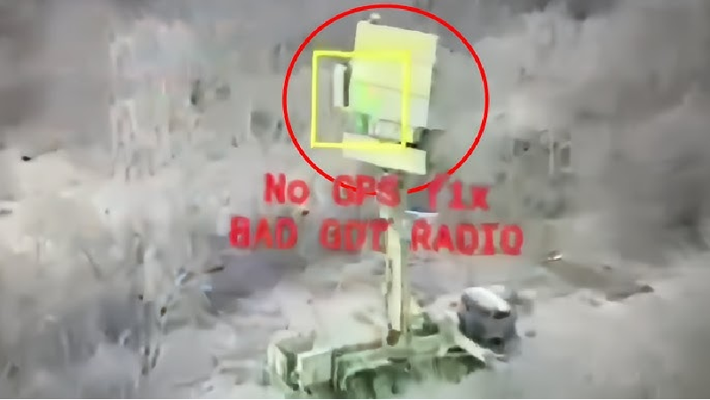 Vậy tại sao radar 48Ya6-K1 trong khu vực chiến sự ở Syria lại dễ dàng bị phiến quân thu giữ? Được biết, tại thời điểm đó, hệ thống radar đang trong trạng thái thu gọn, và các giá đỡ thủy lực không kịp thu lại. Nguyên nhân có thể là do cuộc tấn công bất ngờ của lực lượng phiến quân quá nhanh, khiến quân đội Chính phủ Syria không thể xử lý kịp thời thiết bị radar trong tình trạng hỗn loạn. Ảnh cắt từ màn hình video.