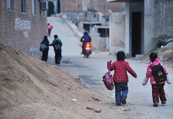 Tuy nhiên, trong ngôi làng mà Trần Bảo Tân sinh sống, có hai sự kiện kỳ lạ đã xảy ra trong suốt thời gian ấy. Đầu tiên, cư dân địa phương bắt đầu nhận thấy hành vi của người đàn ông tên Ông Trường Hoa, một người sống trong làng, trở nên kỳ lạ. Mỗi ngày, ngay khi tan làm, Ông Trường Hoa lập tức chạy về ngôi nhà hai tầng của mình và không bao giờ chịu giao du, trò chuyện với ai cả. Thậm chí khi có ai đó ghé thăm, Ông Trường Hoa cũng nhất quyết không mời họ vào nhà.