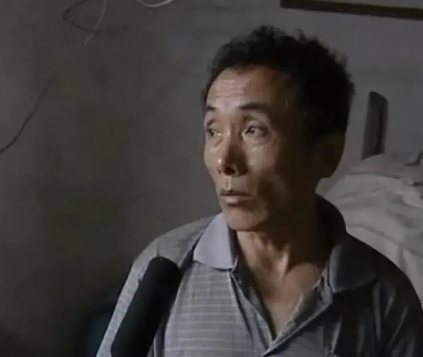 Trần Bảo Tân, người đàn ông luôn được biết đến là một người chồng yêu thương và cưng chiều vợ, đã vô cùng sốc khi biết rằng vợ đã phản bội mình trong suốt 14 năm. Thậm chí, nhiều người dân trong làng đồn rằng Trần Bảo Tân sợ vợ, luôn nghe theo lời cô. Thế nhưng, điều gì đã khiến một người phụ nữ như Trần Kim Đệ, người mang danh được chồng cưng chiều, quyết định rời bỏ chồng và sống trong bóng tối với một người đàn ông khác?