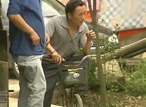 Sự việc trở nên căng thẳng hơn khi bệnh tật bắt đầu tấn công Trần Kim Đệ. Năm 2007, cô bị đau bụng liên tục và tình trạng này ngày càng tồi tệ. Sau nhiều tháng chịu đựng, cô buộc phải yêu cầu tình nhân đưa mình đến bệnh viện thăm khám. Kết quả là Trần Kim Đệ được chẩn đoán mắc bệnh nghiêm trọng và cần phẫu thuật gấp với chi phí lên tới hơn 40.000 nhân dân tệ (142,5 triệu đồng), một số tiền mà Ông Trường Hoa không thể trả nổi.