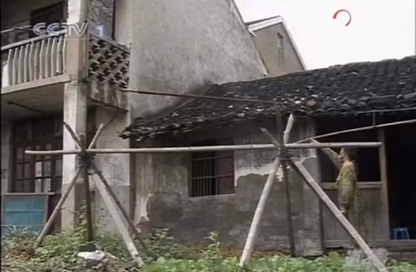 Điều kỳ lạ thứ hai là tình trạng bệnh tâm thần của cô Lệ Hoa, vợ Ông Trường Hoa, bỗng trở nên nghiêm trọng hơn. Lệ Hoa thường ngồi trong sân, chỉ tay về phía căn phòng ở tầng hai phía Tây của ngôi nhà và lớn tiếng chửi rủa. Những lời của Lệ Hoa ám chỉ rằng có một người lạ đang ở trong căn phòng đó nhưng vì cô bị bệnh tâm thần, chẳng ai trong làng tin lời cô nói. Trong ảnh là căn nhà hai tầng của Ông Trường Hoa, nơi Trần Kim Đệ ẩn náu.