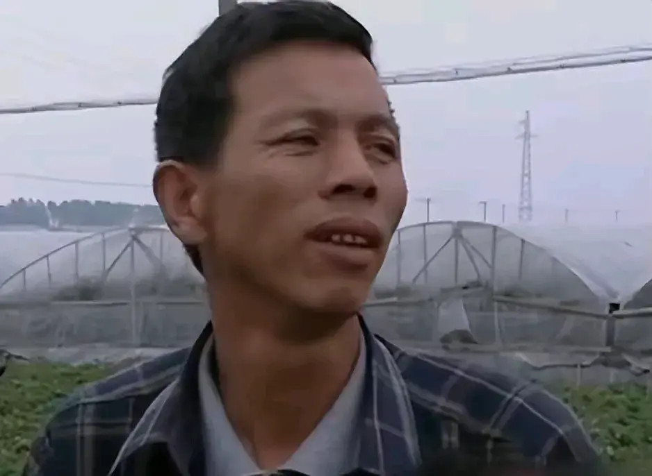 Năm 1994, Trần Kim Đệ, vợ của anh Trần Bảo Tân tại thị trấn Tân Phổ, thị Từ Khê, tỉnh Chiết Giang, Trung Quốc, đã bỏ nhà ra đi mà không để lại bất kỳ dấu vết nào. Suốt 14 năm sau đó, anh Trần Bảo Tân không ngừng tìm kiếm vợ mình, mở rộng phạm vi tìm kiếm tới hơn 500 km, từ Chiết Giang, Thượng Hải đến Giang Tô, nhưng vẫn không hề có tin tức gì về cô. Trong ảnh là anh Trần Bảo Tân đang chia sẻ về câu chuyện của mình. (Nguồn: Toutiao)