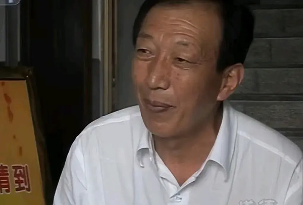 Theo người dân trong làng, những năm tháng trốn trong ngôi nhà hai tầng của nhân tình, Trần Kim Đệ hầu như không có bất kỳ hoạt động nào ngoài việc ăn uống và loanh quanh trong căn phòng. Cô không bao giờ rời khỏi ngôi nhà đó, không tiếp xúc với bất kỳ ai ngoài Ông Trường Hoa, cuộc sống cực kỳ đơn điệu và tẻ nhạt.