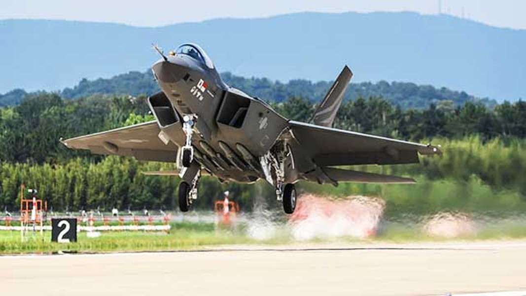 Ngoài ra chiếc máy bay chiến đấu không có khoang chứa vũ khí bên trong, đây cũng là đặc điểm tối quan trọng của tiêm kích thế hệ thứ năm. Mặc dù trên KF-21, một phần tên lửa không đối không được đặt ở trạng thái "nửa chìm" trong thân.