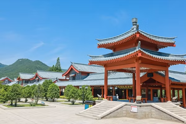 Sự việc được phát giác khi người chồng là anh Dương kiểm tra điện thoại di động của vợ. Ngay sau khi phát hiện sự việc cay đắng, anh Dương đã đăng tải thông tin lên mạng xã hội, vạch trần bộ mặt của vợ và nhà sư trẻ.