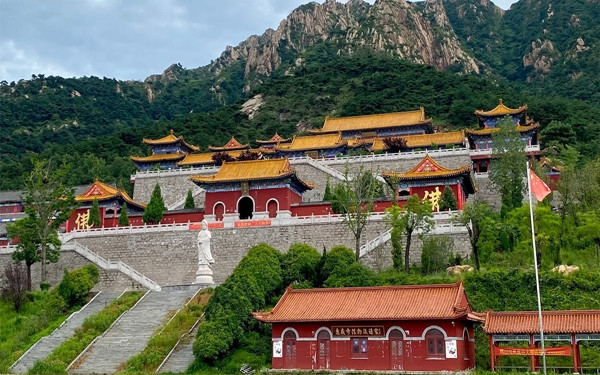 Vào tháng 8 năm nay, nhân dịp con nghỉ hè, vợ anh Dương đã đưa con trai tham gia "khóa trải nghiệm võ thuật" 7 ngày tại Thiếu Lâm Tự ở núi Tung Sơn, tỉnh Hà Nam. Do con còn nhỏ và phải ăn ở tại chùa, nên khóa học yêu cầu phải có phụ huynh đi kèm.