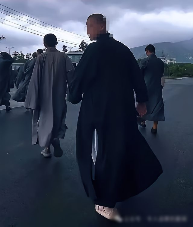 Vào tháng 9 vừa qua, vợ anh Dương đã gửi tin nhắn cho chồng, đề nghị ly hôn. Bất chấp nỗ lực hàn gắn của anh Dương, vợ anh vẫn quyết định rũ áo ra đi. Trong ảnh là nhà sư có liên quan (người cuối cùng).