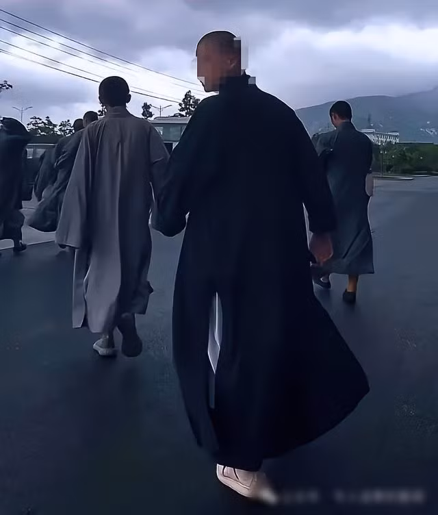 Vào tháng 9 vừa qua, vợ anh Dương đã gửi tin nhắn cho chồng, đề nghị ly hôn. Bất chấp nỗ lực hàn gắn của anh Dương, vợ anh vẫn quyết định rũ áo ra đi. Trong ảnh là nhà sư có liên quan (người cuối cùng).