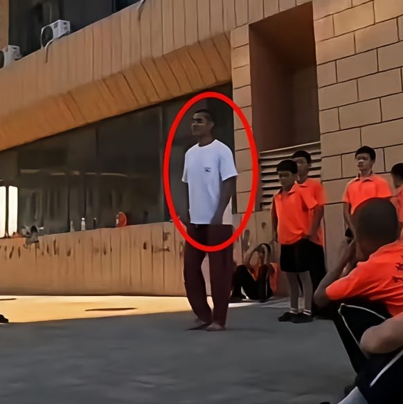 Về vụ việc này, Thiếu Lâm Tự đã đưa ra phản hồi công khai, xác nhận rằng nhà sư trẻ có bê bối tình cảm đã từng xuống tóc tại chùa nhưng hiện đã rời khỏi và họ không thể nắm được tung tích của người này. Thiếu Lâm Tự đã quyết định loại tên nhà sư này và cấm vĩnh viễn anh quay trở lại học tập và làm việc tại chùa. Trong ảnh là nhà sư có liên quan trước khi xuống tóc.