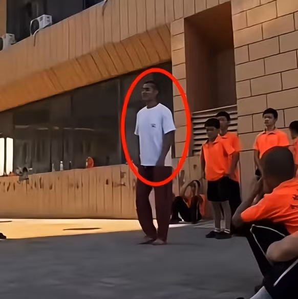 Về vụ việc này, Thiếu Lâm Tự đã đưa ra phản hồi công khai, xác nhận rằng nhà sư trẻ có bê bối tình cảm đã từng xuống tóc tại chùa nhưng hiện đã rời khỏi và họ không thể nắm được tung tích của người này. Thiếu Lâm Tự đã quyết định loại tên nhà sư này và cấm vĩnh viễn anh quay trở lại học tập và làm việc tại chùa. Trong ảnh là nhà sư có liên quan trước khi xuống tóc.