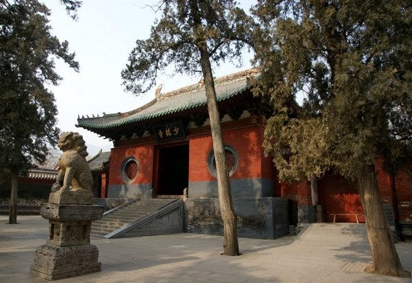 Nào ngờ, trong thời gian tại Thiếu Lâm Tự, vợ anh Dương đã phát sinh tình cảm với nhà sư trẻ 24 tuổi phụ trách giảng dạy võ thuật cho các môn sinh. Ban ngày, cả hai cùng con trai anh Dương học võ, ban đêm thì tâm sự yêu đương, khiến tình cảm nhanh chóng nồng nàn.