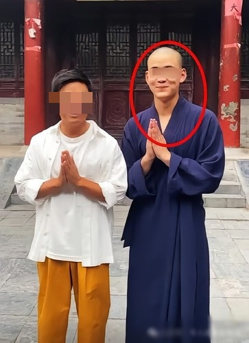 Ngay cả khi đưa con đi gặp chồng, cô cũng tìm cách rời đi để đến với người tình trẻ. Cực chẳng đã, anh Dương quyết định làm ồn ào, công khai tất cả mọi chuyện. Trong ảnh là nhà sư có liên quan chụp cùng du khách tại Thiếu Lâm Tự.