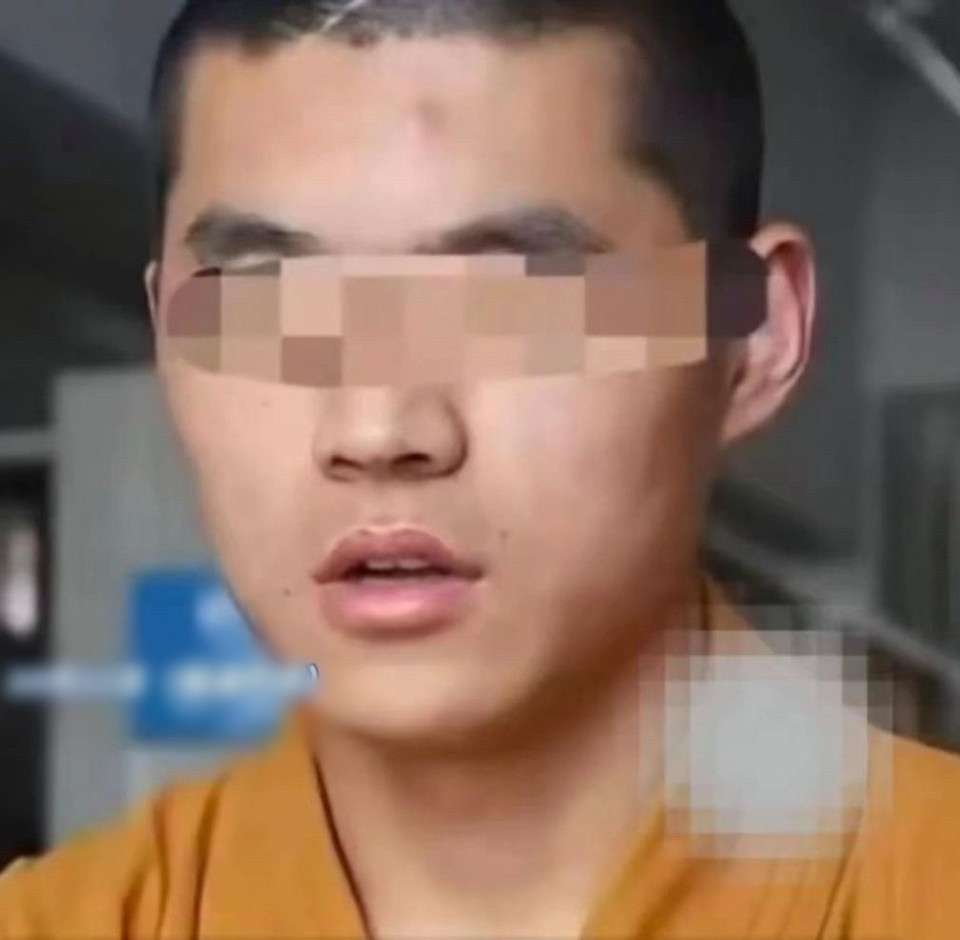 Vụ việc đang gây xôn xao dư luận, đặt ra nhiều câu hỏi về đạo đức và trách nhiệm cá nhân trong xã hội hiện đại. Nhiều ý kiến cho rằng cần có biện pháp quản lý chặt chẽ hơn đối với các khóa học tại các cơ sở tôn giáo để tránh những sự cố tương tự trong tương lai. Trong ảnh là nhà sư có liên quan trước khi xảy ra sự việc.