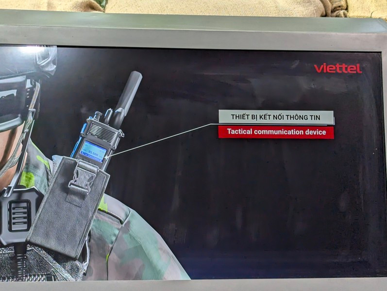 Bộ trang bị "Người lính tương lai" có thiết bị kết nối thông tin hiện đại.