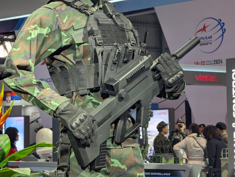  Bộ quân phục chiến đấu trang bị áo chống đạn, vải ngụy trang chống phát nhiệt, phát xạ, điều hòa thân nhiệt, đồng thời có tính năng theo dõi tình trạng sức khỏe.