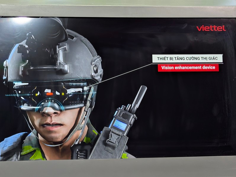 Mũ chống đạn tích hợp ống nhòm quan sát đêm và thiết bị tăng cường thị giác.