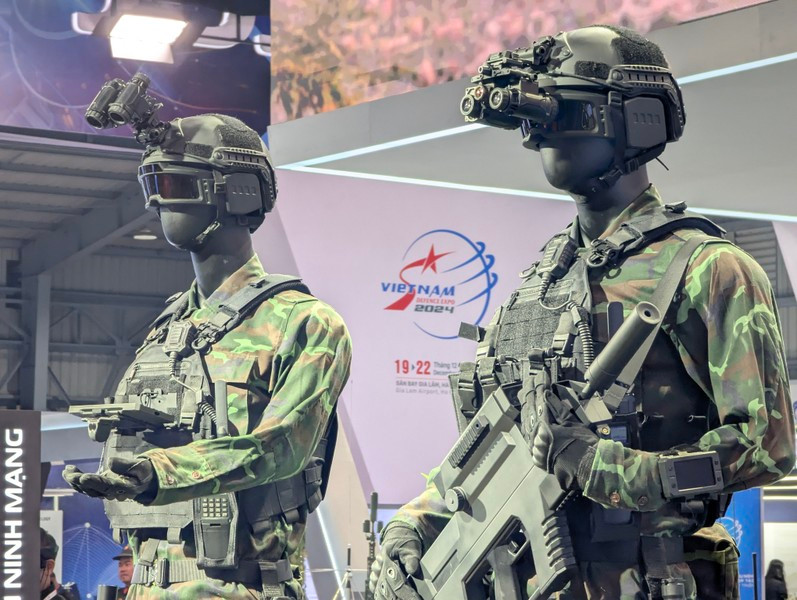 Thiết bị xử lý thông tin trung tâm được gắn trên tay và trên ngực người lính giúp xử lý thông tin nhanh chóng trong các tình huống tác chiến đa dạng.