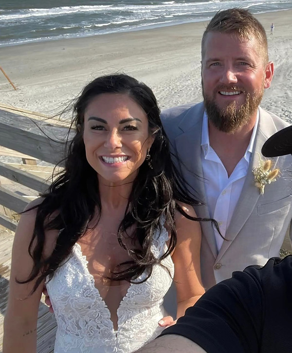 Theo hồ sơ vụ án, khoảng 23h ngày 28/4/2023, chỉ 5 tiếng sau lễ cưới lãng mạn, cô dâu Samantha Hutchinson và chú rể Aric Hutchinson đang vui vẻ di chuyển trên chiếc xe golf rời khỏi địa điểm tổ chức hôn lễ. Khoảnh khắc hạnh phúc ấy bất ngờ bị cắt ngang bởi một cú tông mạnh từ phía sau.