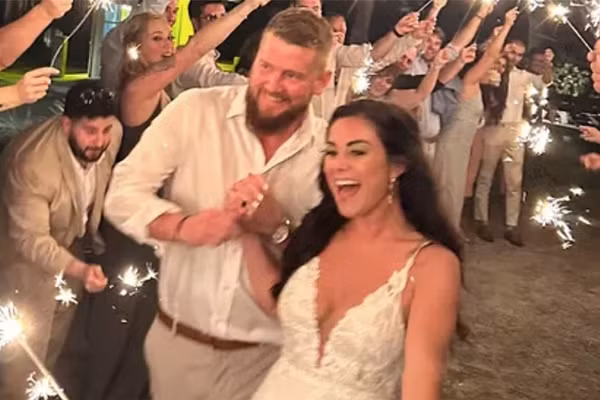 Vài ngày trước, phán quyết về vụ tai nạn kinh hoàng cướp đi sinh mạng của cô dâu Samantha Hutchinson tại Folly Beach, South Carolina, Mỹ ngay trong đêm tân hôn đã chính thức được đưa ra, gây xôn xao dư luận. (Ảnh: Chinatimes, NYPost, Heavy)