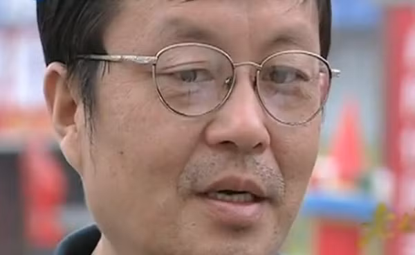 Mặc dù cha mẹ nuôi rất yêu thương anh, nhưng trong lòng Chu Cần Dư luôn có một nút thắt chưa được giải quyết. Suốt bao năm qua, anh vẫn luôn tìm kiếm cha mẹ ruột của mình, vì tình máu mủ là điều mà con người luôn khao khát. Lời nói của con gái làm dấy lên cảm xúc trong lòng Chu Cần Dư, liệu trên đời này thực sự có người trông giống hệt mình không? Hoặc có lẽ ông ta và mình có mối liên hệ gì đó?