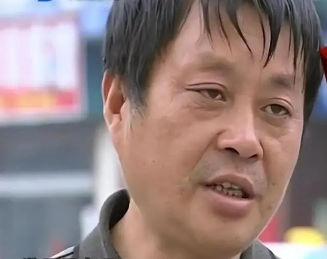 Hai người trò chuyện rất hợp ý, trong cuộc trò chuyện, Chu Cần Dư và Lý Bảo Quốc phát hiện ra rằng hoàn cảnh gia đình của họ lại giống nhau một cách kỳ lạ. Cả hai đều được nhận nuôi từ Thượng Hải về Hà Nam khi còn nhỏ. Quá nhiều sự trùng hợp xảy ra, cả hai đều có chung một nghi ngờ, liệu họ có phải là anh em song sinh?