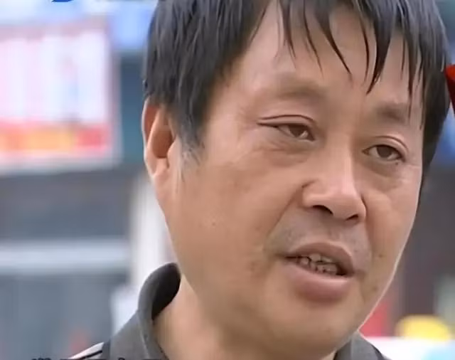 Hai người trò chuyện rất hợp ý, trong cuộc trò chuyện, Chu Cần Dư và Lý Bảo Quốc phát hiện ra rằng hoàn cảnh gia đình của họ lại giống nhau một cách kỳ lạ. Cả hai đều được nhận nuôi từ Thượng Hải về Hà Nam khi còn nhỏ. Quá nhiều sự trùng hợp xảy ra, cả hai đều có chung một nghi ngờ, liệu họ có phải là anh em song sinh?