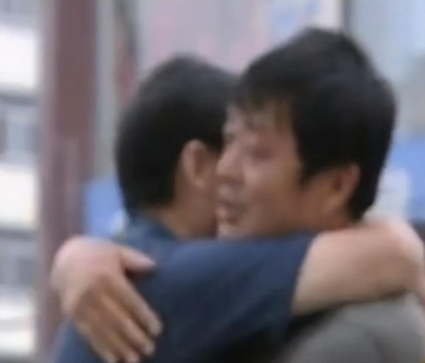 Trong một tháng chờ đợi kết quả, họ không ngồi yên. Hai người thường xuyên hẹn nhau đi ăn uống, trò chuyện. Thậm chí, họ còn nói dù không phải là anh em ruột, họ cũng sẽ kết nghĩa và giữ liên lạc. Kết quả xét nghiệm cuối cùng cũng ra, và người phụ trách vui mừng thông báo với họ rằng gen của họ gần như giống hệt nhau, xác nhận họ là anh em sinh đôi cùng trứng. Chu Cần Dư và Lý Bảo Quốc ôm chặt lấy nhau, như muốn bù đắp lại những năm tháng đã mất.